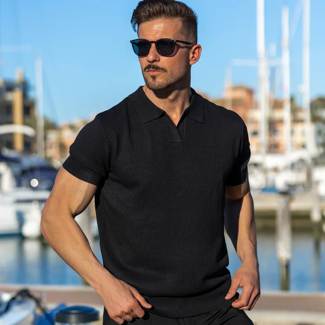 CAPRI pikétröja med V-ringning
